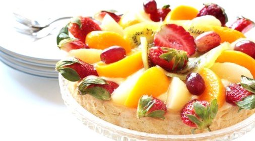 Песочный торт с манго и клубникой