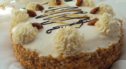 Торт со сливочным сыром, клубникой и миндалем