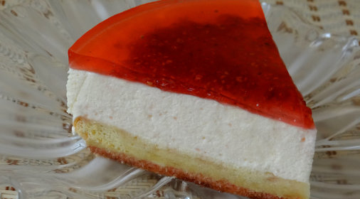 Бисквитный торт-суфле с клубничным вареньем-желе