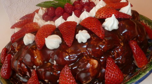 Торт Воздушный с шоколадной прослойкой и клубничным суфле