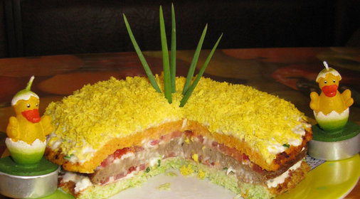 Печёночно-овощной торт с помидором и интересным соусом