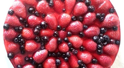 Торт с крекером, клубникой и черникой