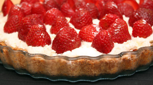 Миндальный пирог с клубникой