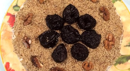 Медовик с черносливом и грецкими орехами