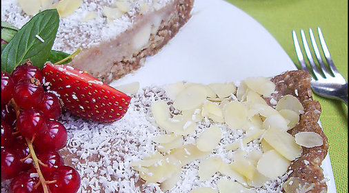 Фруктовый торт на корже из орехов, изюма и фиников