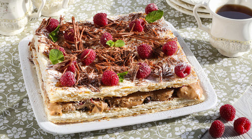 Торт с заварным кремом, фруктовым конфи, хрустящим слоем и свежими ягодами