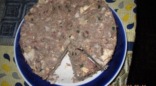 Мясной торт с чесноком и острым перцем