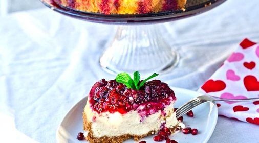 Чизкейк с ежевикой, малиной и гранатом