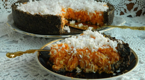 Сыроедческий морковный торт