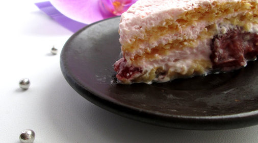 Торт Молочно-клубничная девочка с легким оттенком кокоса и банановым послевкусием