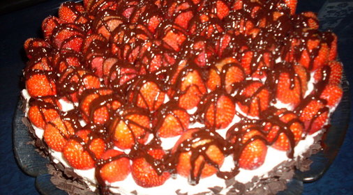 Торт с клубникой и йогуртом