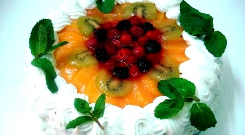 Два фруктовых торта на одной основе