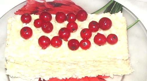 Вафельный торт с красной смородиной