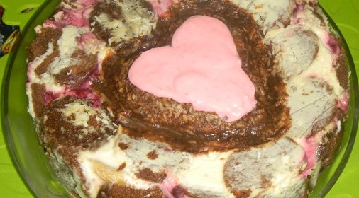 Торт из пряников с бананами, клубникой и ежевикой