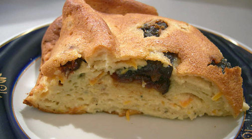 Творожный пирог с черносливом и морковью