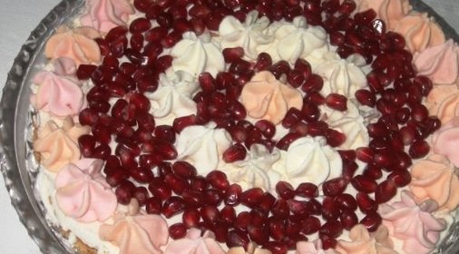 Торт-безе со сливками и гранатом