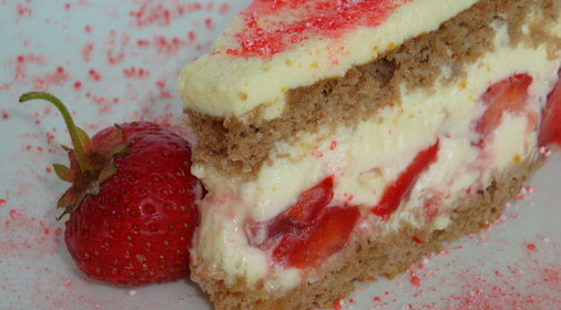 Торт с клубникой и белым шоколадом. Нежный