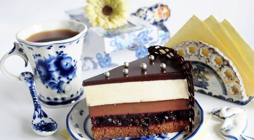 Торт с суфле и ягодной прослойкой Шоколадное кружево