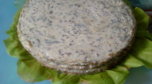 Закусочный торт из кабачков с пастообразным сыром, грибами и зеленью