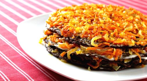 Печеночный торт с морковью и луком