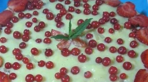 Сметанный торт с ягодами