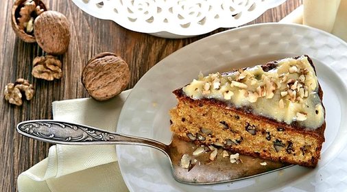 Морковный торт с грецкими орехами