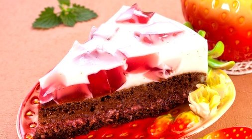 Шоколадный торт с молочно-клубничным желе