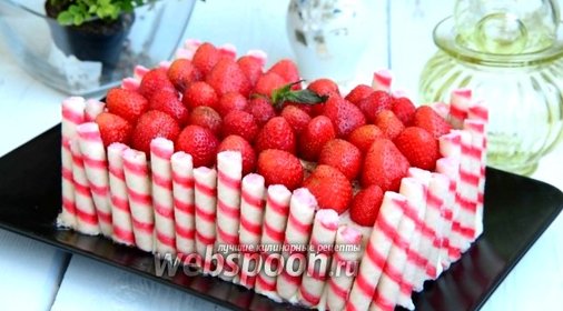 Клубничный торт с банановой прослойкой и вафельными трубочками