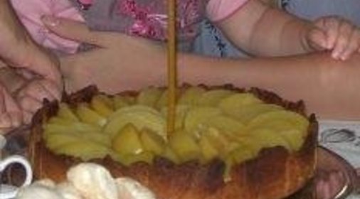 Торт из белого шоколада с персиками