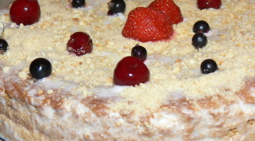 Бисквитный торт со сливочно-белковым кремом