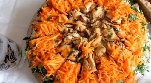 Печёночный торт с грибами и мидиями