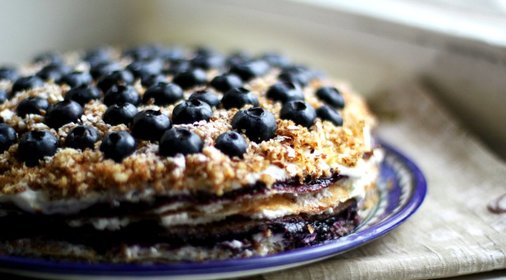 Блинный торт с творогом и черникой
