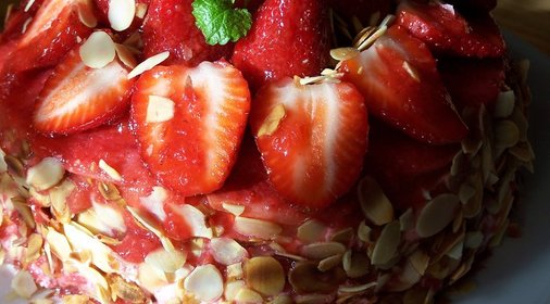 Торт Майский//с ревенем,клубникой и Маскарпоне