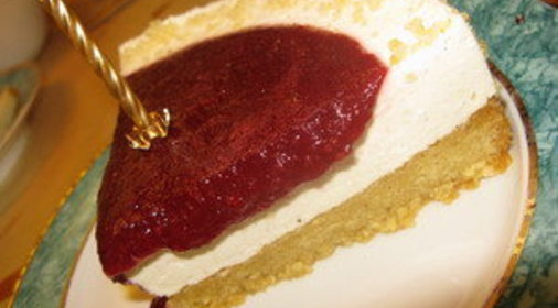 Миндально-творожный торт с вишней