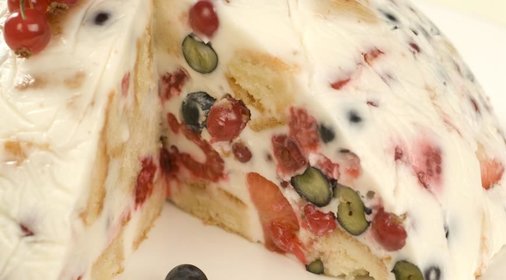 Торт с ягодами в сметанном желе