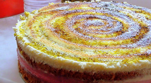 Торт, с клюквенным курдом, сливочно-шоколадным суфле и посыпкой из фисташек. Очень эффектный!