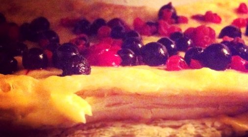 Слоеный торт с ягодами