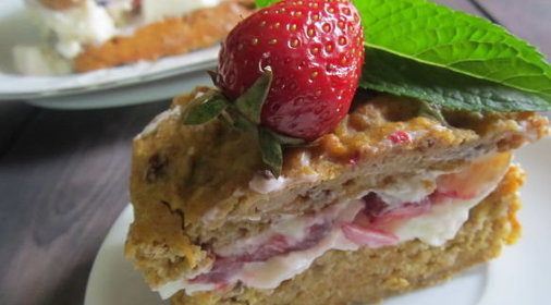 Полезный торт с клубникой