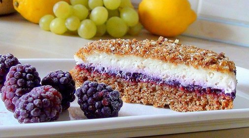 Торт «Горячий шоколад» с гречневым бисквитом, ванильным кремом и джемом из ежевики