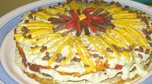 Печёночно-овощной торт с помидором и интересным соусом