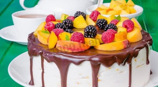 Торт с шоколадными подтеками и фруктами