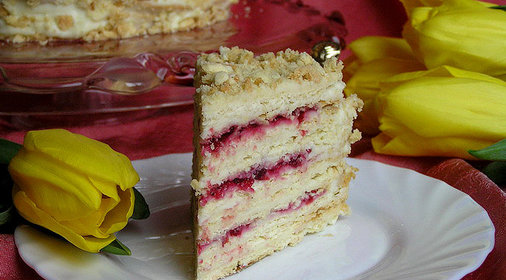 Торт Наполеон с кремом Муслин и брусничным соусом