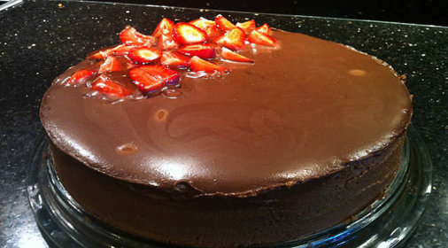 Шоколадный торт с орехами