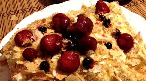 Торт «Наполеон» со свежей клубникой и ликером «Бейлис»