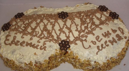 Бисквитный торт с черносливом и сливками (поздравительный)