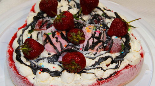 Торт-мороженное с клубникой