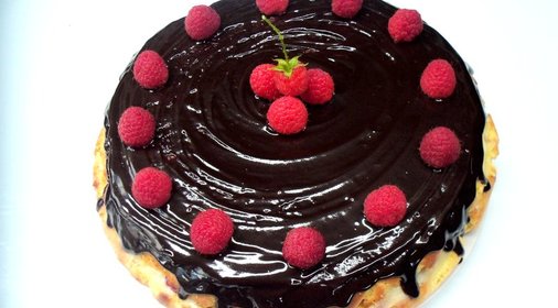 Бисквитный торт с малиной