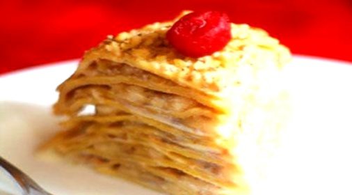 Блинный торт с грецкими орехами и бананами