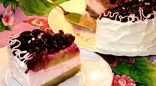 Бисквитный торт с вишней и клубничным суфле