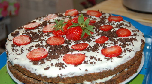 торт маковый с клубникой